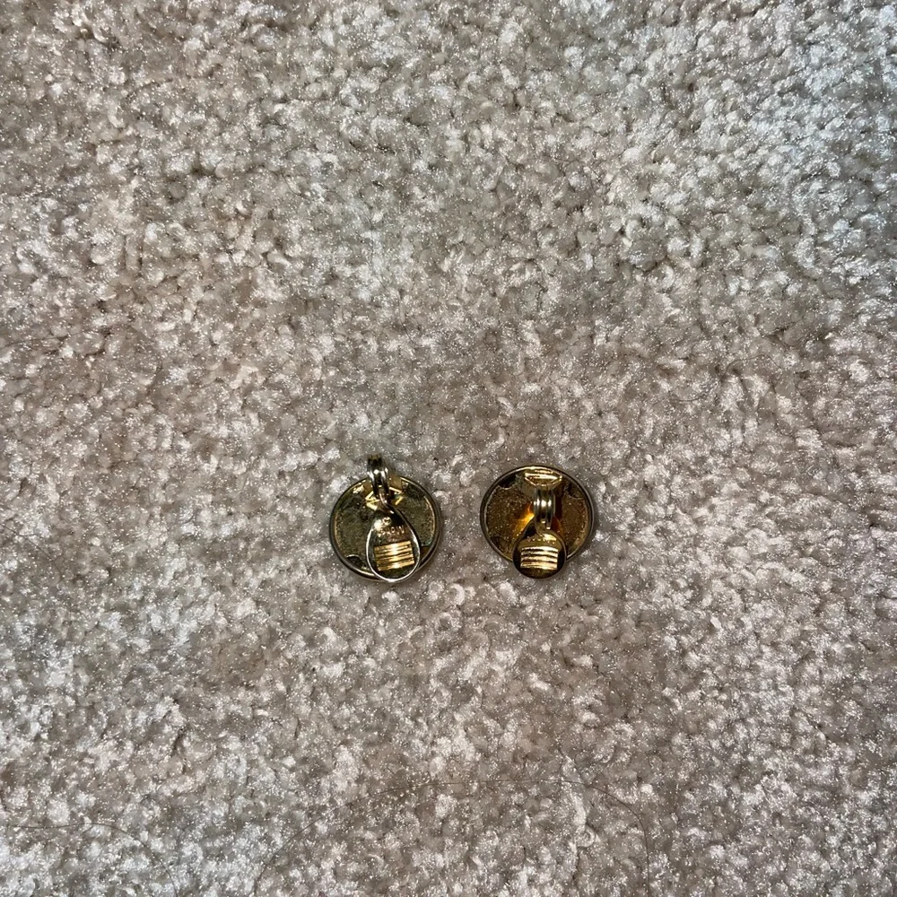 Vintage 50’s Gold Round Stud Clip-on Earrings - Picture 7 of 7